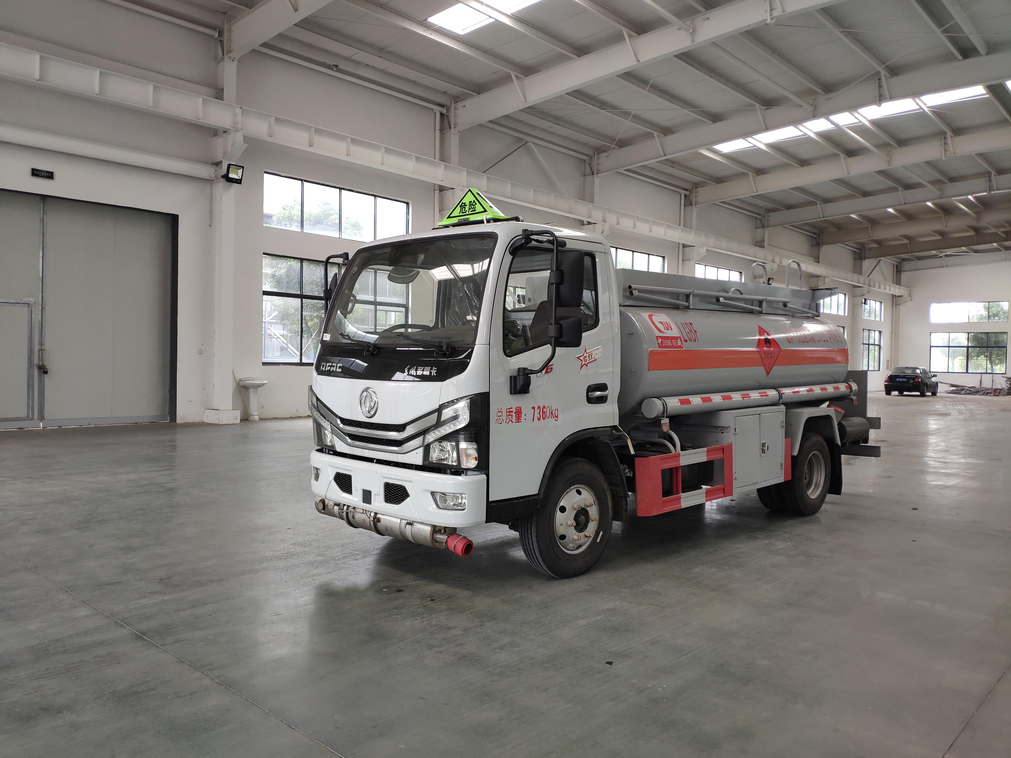 东风4.5方油罐车5吨