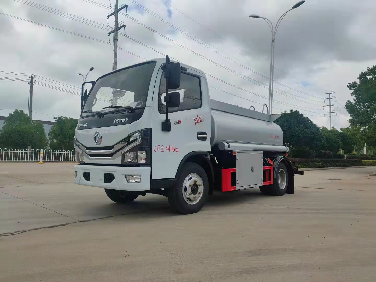 中威东风多利卡2.46方蓝牌供液车
